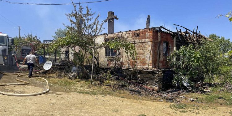 Uşak'ta bir evde çıkan yangında 89 yaşındaki kişi öldü