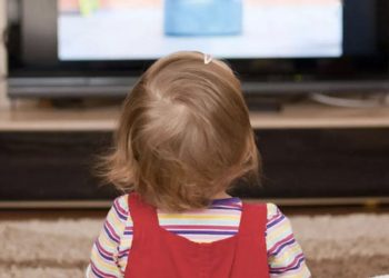 Uzmanı uyardı: Çocuğunuz yüksek sesle televizyon izliyorsa işitme kaybı olabilir