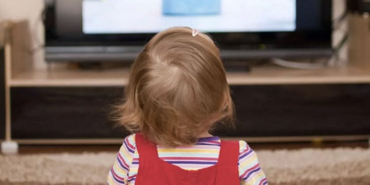 Uzmanı uyardı: Çocuğunuz yüksek sesle televizyon izliyorsa işitme kaybı olabilir