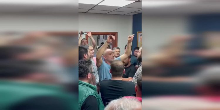 Vaatler yerine getirilmedi, işçiler AKP Rize İl Binası'na gitti: 2 gözaltı