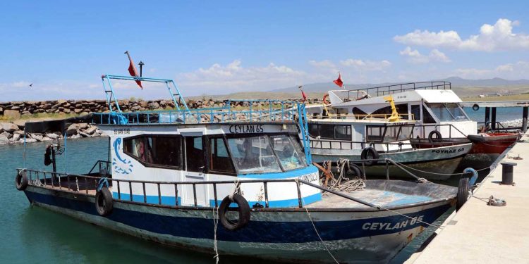 'Van Gölü’ndeki çekilme en çok balıkçıları etkiliyor'