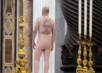 Vatikan'da çıplak protesto: Ukrayna'daki çocukları kurtarın