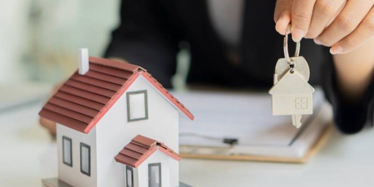 İlk 5 ayda Rusların Türkiye'de aldığı konut sayısı yüzde 44,4 artarak 5 bin 723'e ulaşırken, uzun zaman sonra yeniden listeye giren Suudi Arabistan vatandaşları ocak-mayıs döneminde 296 konutla 11. sıraya yükseldi.