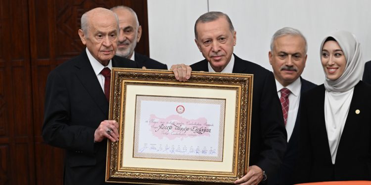 Yemin töreninde muhalefetten protesto