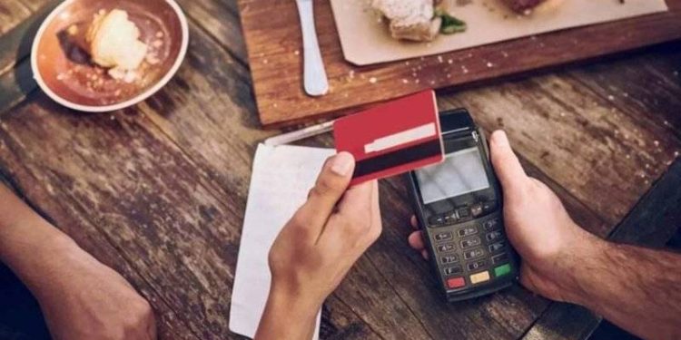 Hürriyet yazarı Noyan Doğan, 11 bin 402 lira olarak belirlenen yeni asgari ücretle birlikte yemek bedellerinin de günlük 105 liraya çıkarıldığını belirtti.