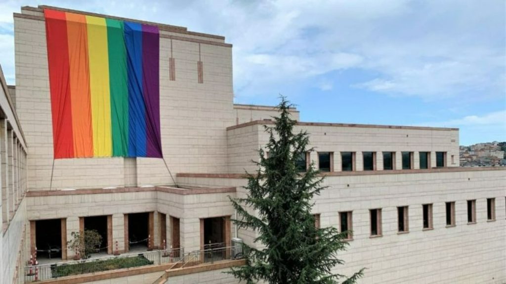 Yeniden Refah Partisi, ABD Büyükelçiliği'ne asılan LGBT bayrağını hedef aldı: Nota verilmesini istediler