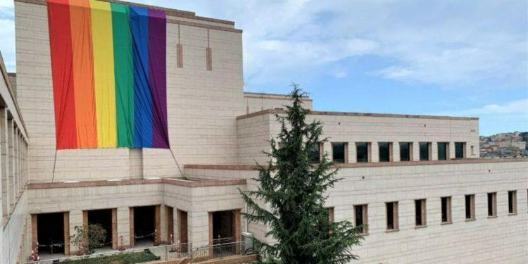 Yeniden Refah Partisi, ABD Büyükelçiliği'ne asılan LGBT bayrağını hedef aldı: Nota verilmesini istediler
