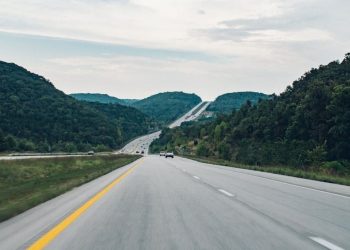 Yol verme gerginliği kavgaya dönüştü: İki yaralı dokuz gözaltı