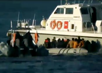 Yunan Sahil Güvenlik, mültecilerin botunu ‘batırmak’ için her şeyi yaptı!