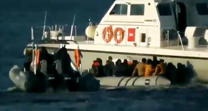 Yunan Sahil Güvenlik, mültecilerin botunu ‘batırmak’ için her şeyi yaptı!