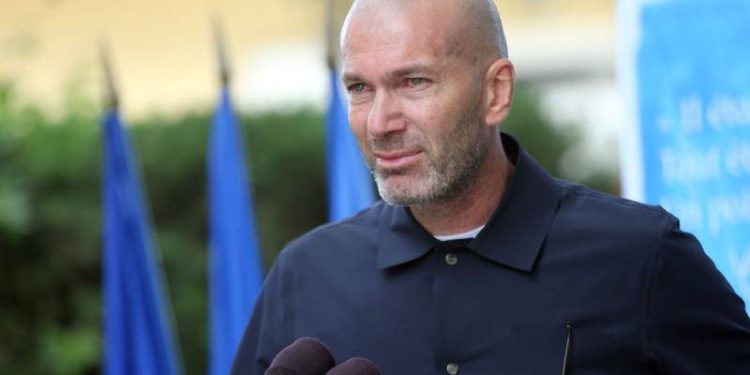 Zidane, kanserli çocuklar için çıktığı kürsüde gözyaşlarını tutamadı