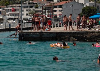 Tatile gidemeyen bazı İstanbullular sahil kenarlarından denize giriyor