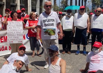 Emekliler yüzde 25 maaş zammını yere yatarak protesto etti