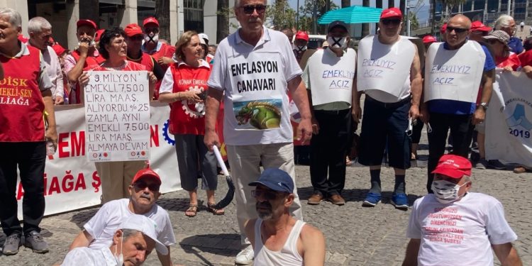 Emekliler yüzde 25 maaş zammını yere yatarak protesto etti