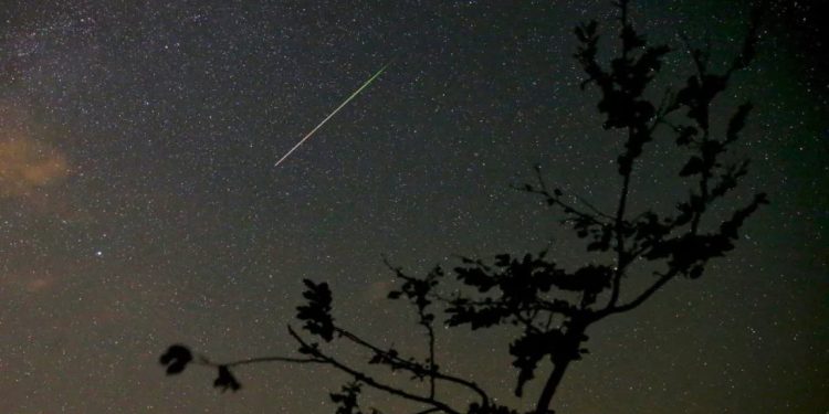 100 milyonda bir olasılık gerçek oldu: Terasında kahve içen kadının üzerine meteor düştü
