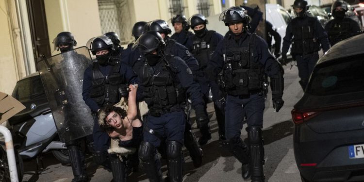 Fransa’da polis şiddeti yüzünden siyaset ve emniyet teşkilatı arasında yeni gerilim