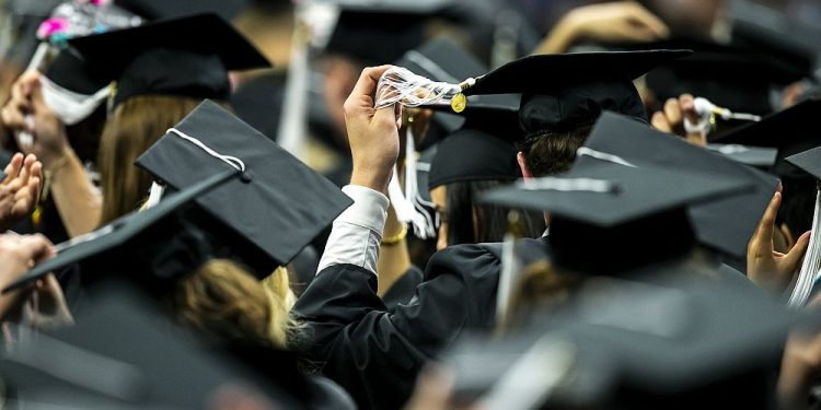 Akademisyen maaşları açlık sınırı ve asgari ücrete göre nasıl değişti?