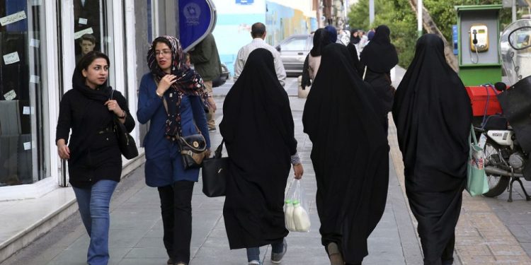 İran’da ahlak polisi geri döndü, başörtüsü denetimleri artacak