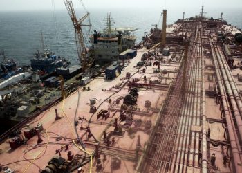 BM, Yemen’de çürümeye terkedilen tankerdeki petrolü boşaltmaya başladı