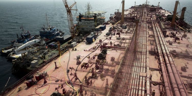 BM, Yemen’de çürümeye terkedilen tankerdeki petrolü boşaltmaya başladı