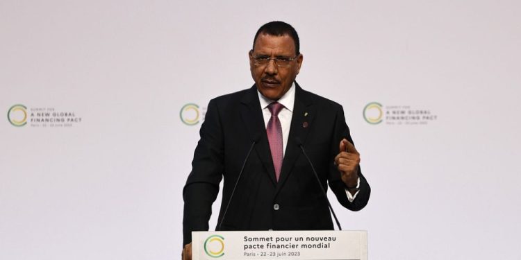 Nijer Devlet Başkanı Muhammed Bazoum saray muhafızları tarafından tutuluyor