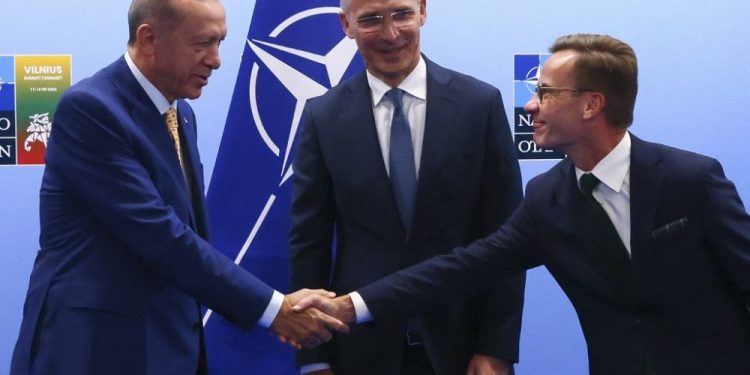 Türkiye, İsveç’in NATO üyeliğini onaylamayı kabul etti