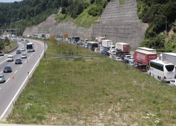 14 araç birbirine girdi: İstanbul yönü ulaşıma kapandı