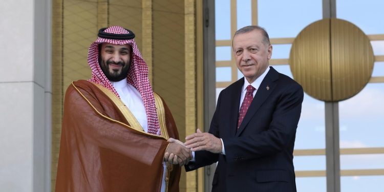 Cumhurbaşkanı Erdoğan darboğazdaki ekonomiye taze para arayışıyla Körfez Arap ülkelerine gidiyor