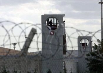 Hava almak için tel örgüleri aralayan 8 tutukluya 10’ar ay hapis