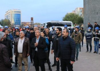 Amed’te 5 öğretmen görevlerine iade edildi