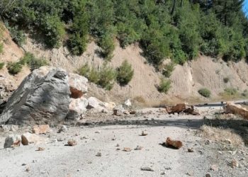 Deprem nedeniyle Kozan-Feke yolu kapandı