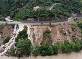 Karadeniz’de sel felaketi: Yollar çöktü, tünel kapandı