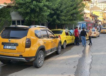 Şemzînan’da taksiciler kontak kapattı