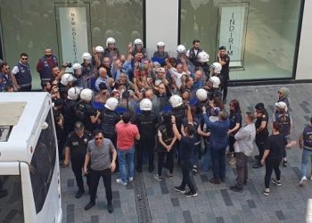 Ters kelepçeyle gözaltına alınan 30 kişi serbest bırakıldı