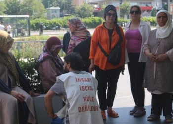 Hakları için eylem yapan temizlik işçileri kazandı