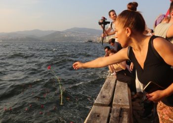 Madımak Katliamı anısına denize karanfil bırakıldı