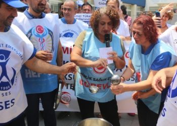 Sağlıkçılar taş kaynattı: Açlık sınırının altında yaşıyoruz