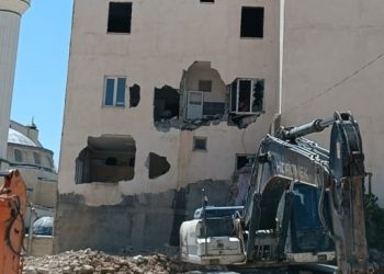 AKP’li belediye mahkeme kararına rağmen binayı yıktı