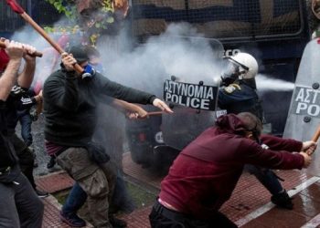 Yunanistan üniversitelere polis yerleştirme kararından döndü