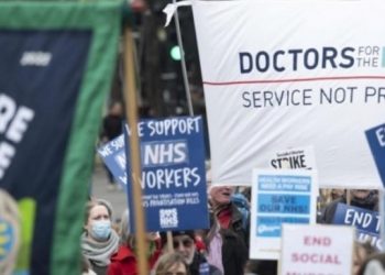 İngiltere’de doktorlar 50 yıl sonra greve çıktı