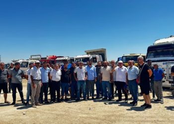 Mersin’de kamyon sürücüleri kontak kapattı
