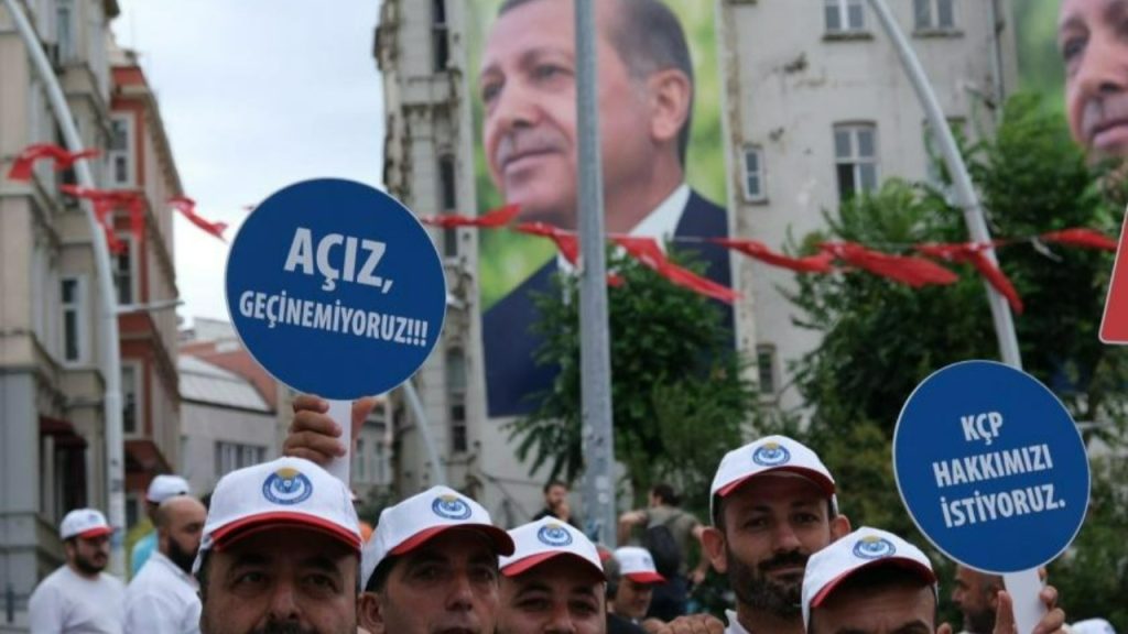 AKP'li 23 belediyenin işçileri ayağa kalktı: 'Grev, grev...'