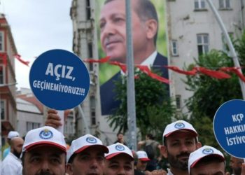 AKP'li 23 belediyenin işçileri ayağa kalktı: 'Grev, grev...'