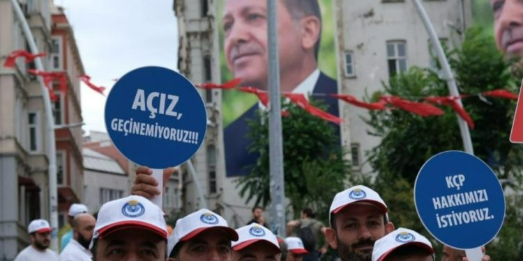 AKP'li 23 belediyenin işçileri ayağa kalktı: 'Grev, grev...'