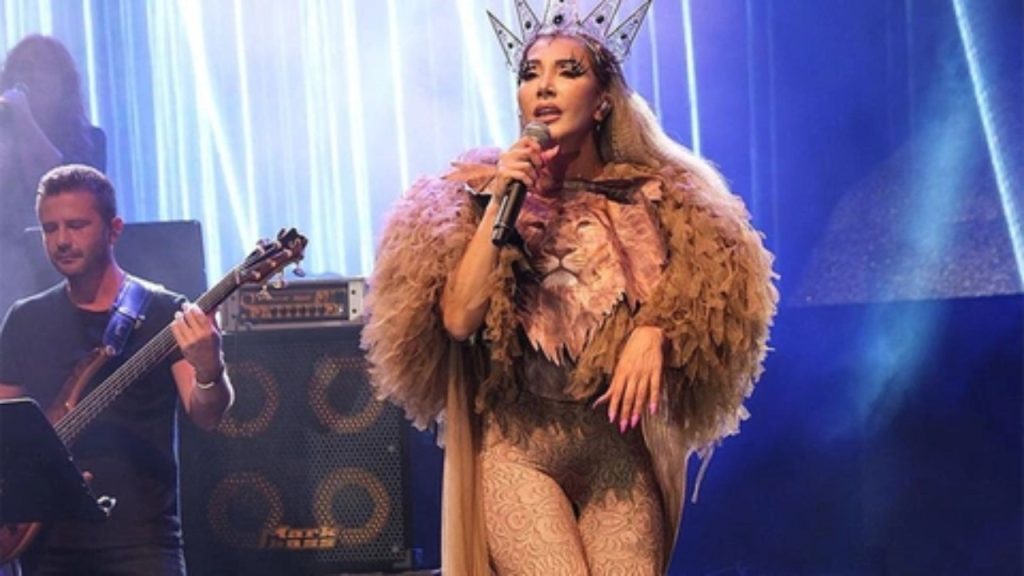 AKP'li belediye, gericilerin hedef aldığı Hande Yener'in konserini iptal etti