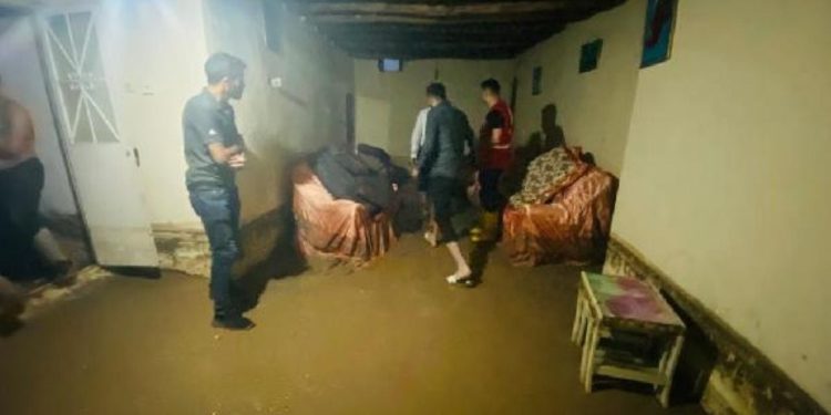 Ağrı'daki sağanak yağışta altı evi su bastı