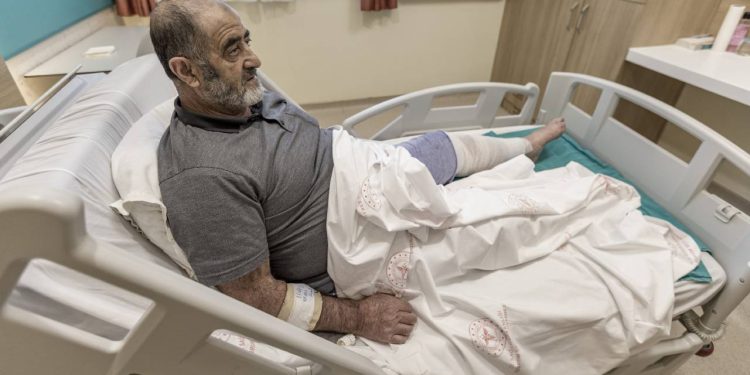 Ağrısını dindirmek için bacağına sardığı ısırgan otu hastanelik etti