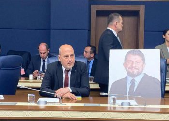Ahmet Şık, komisyona Can Atalay ile geldi; Fotoğraf kaldırılınca toplantıyı terk etti