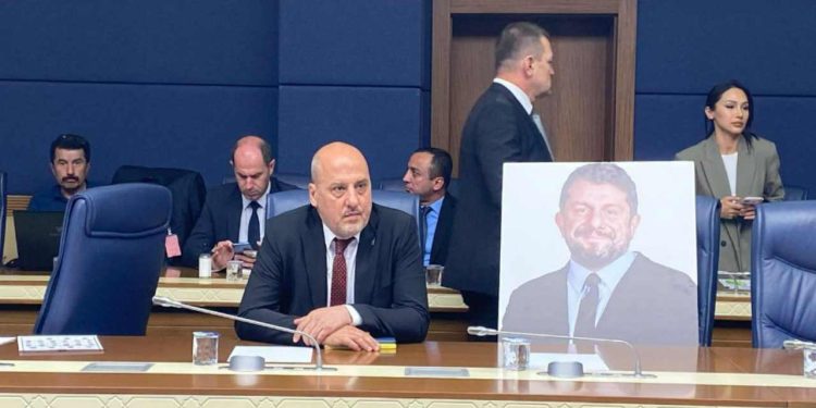 Ahmet Şık, komisyona Can Atalay ile geldi; Fotoğraf kaldırılınca toplantıyı terk etti