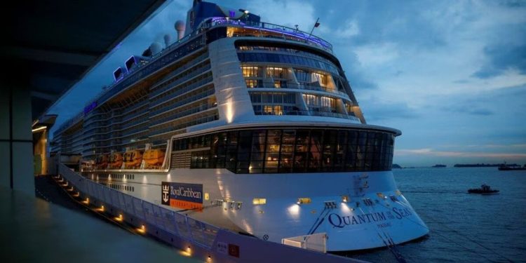 Amsterdam'da yolcu gemilerinin şehir merkezine girişi yasaklandı: 'Şehrin üzerine inen çekirge sürüsü gibi'